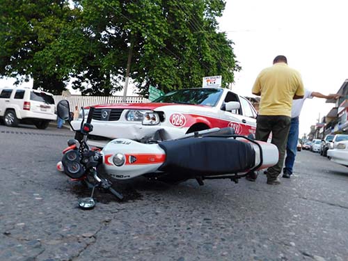 Taxi Choca Contra Moto En La Zona Centro