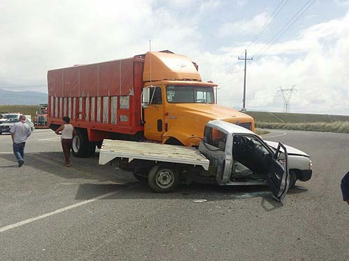 Camión invade carril y provoca accidente