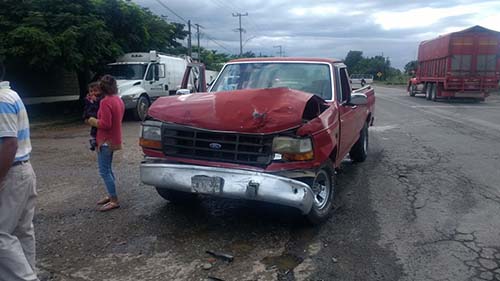 Choque De Camionetas Deja Una Menor Herida