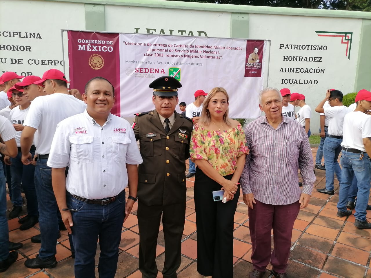 Javier Hernández Candanedo asiste a ceremonia de entrega de Cartillas