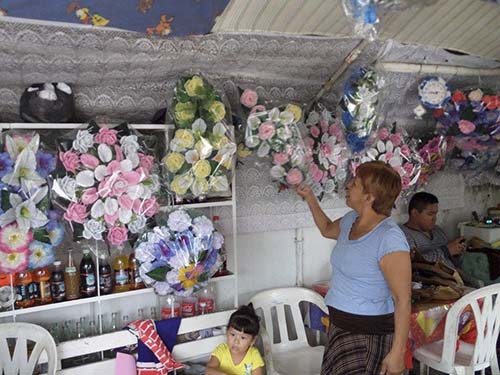 Coronas de muerto” para la llegada de Todos Santos