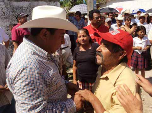 Orlando Bocarando hace caravana con sombrero ajeno