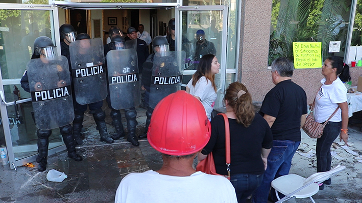 Desalojan De Congreso De BC A Manifestantes