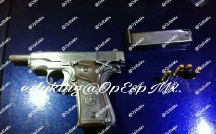 También enfrenta cargos por portación de arma de fuego. 